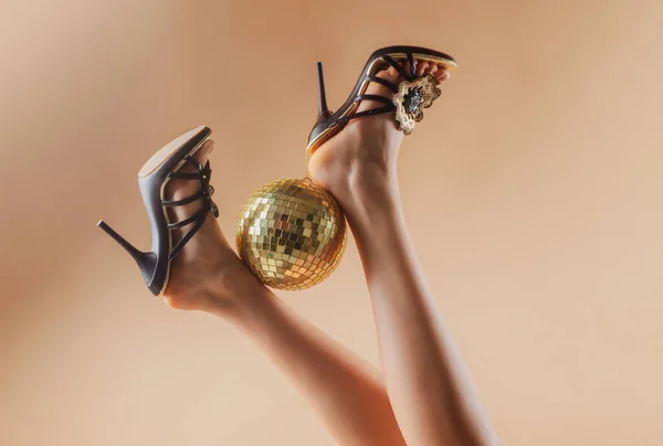 Yüksek topuklu altın disko topu. Seksi bacaklar. Disko partisi. Altın disko toplu kadın bacakları. Kutlama konsepti. Parti konsepti. — Stok fotoğraf