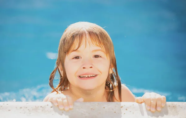 Criança engraçada na piscina, close up face. Retrato de cabeça de crianças. Crianças atividades de verão. — Fotografia de Stock