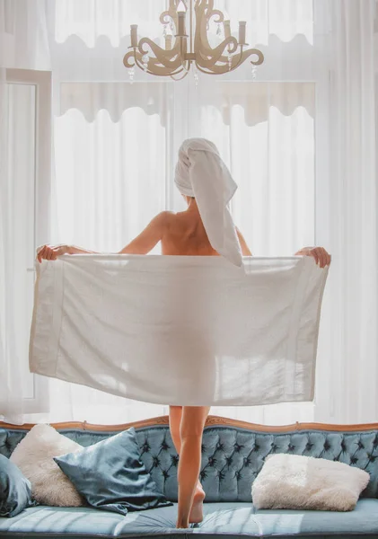 Perfekt ung kvinna kropp med handduk efter dusch. Baksidan av sexig tjej vilar i lyxiga sovrummet en lätt morgon. Attraktiv sensuell kvinna avkopplande bär badrockar och handdukar i lyx rum. — Stockfoto