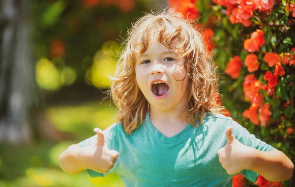 Κοντινό πορτραίτο ενός χαριτωμένου παιδιού που αντιγράφει την πινακίδα. Τα παιδιά απολαμβάνουν το καλοκαίρι. Εξεπλάγην από τα συναισθήματα των παιδιών.. — Φωτογραφία Αρχείου