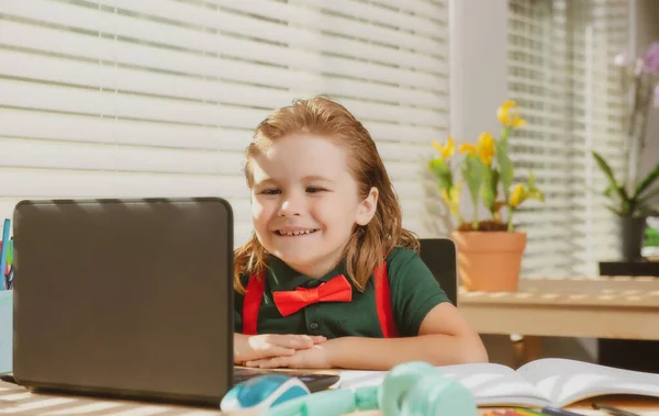 Kind schooljongen leerling leren Engels online op de thuisschool. Thuisonderwijs en afstandsonderwijs voor kinderen. — Stockfoto