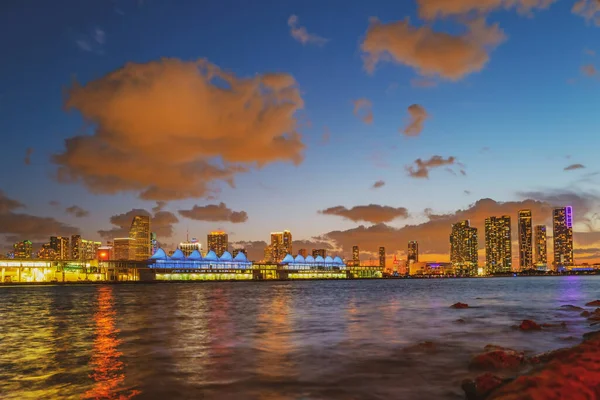Miami city. Skyline von Miami in der Abenddämmerung mit Wolkenkratzern über dem Meer. Nachts in der Innenstadt. — Stockfoto