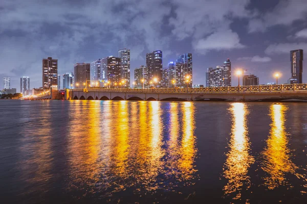 Miami City. USA Innenstadt Landschaft. Bundesstaat Florida. Stadt in der Nacht. — Stockfoto