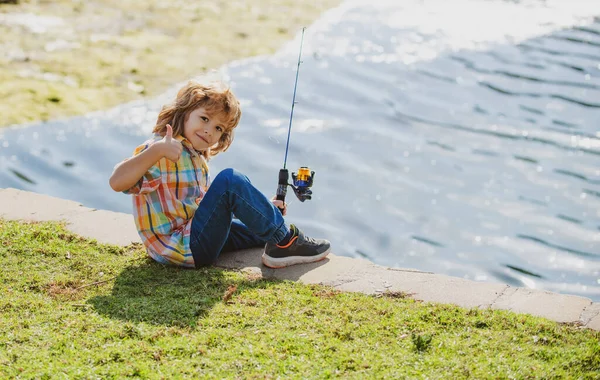 Feliz infancia. Niño pescando en el lago. Chico con spinner en el río. Retrato de niño emocionado pescando. Chico en embarcadero con varilla. —  Fotos de Stock
