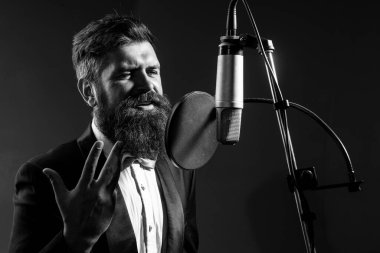 Şarkıcı klasik müzik söylüyor. Ses yapımcısı bir müzik stüdyosunda şarkı kaydediyor. Heyecanlı Karaoke.