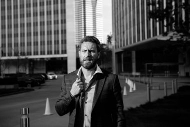 Çok çalışan bir iş adamı. Çığlık atan öfkeli iş adamı kızıyor. Kötü iş haberleri..