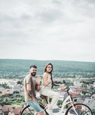 Aşk ve romantik tarih kavramı. yaz tatilleri - aşk romantizm ve insan kavramı. Gülümseyen çift gökyüzü arka plan üzerinde eğleniyor. Yakışıklı adam ve genç seksi kadın seyahat