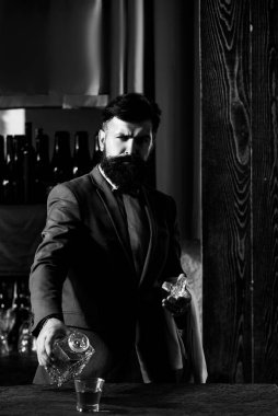 Barmen viski bardağına brendi dolduruyor. Konyak veya konyaklı barmen..