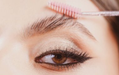 Kaşlar kozmetik ürünlerini önemser. Güzellik kaplıcaları. Kozmetoloji ürünleri.