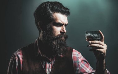 Depresyonu olan üzgün adam kameraya bakıyor. Çok fazla alkol içtikten ve baş ağrısı hissettikten sonra viski bardağı tutan sarhoş adam..