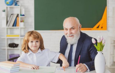 Sınıftaki sevimli küçük çocuk. Kıdemli öğretmen ve evde çalışıyor. Mutlu aile büyükbaba ve torun öğreniyor. Yaşlı öğretmen eğitmeni genç öğrenci..