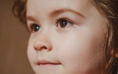 Neşeli çocuğun yakın plan portresi. Sevimli, neşeli küçük çocuk. Komik küçük çocuğun yakın portresi..