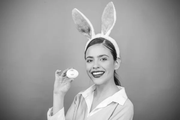 Счастливой Пасхи. Губы и Пасха, отпечаток поцелуя помады на пасхальном яйце. Молодая женщина в кроличьих ушах. Портрет счастливой женщины в кроличьих ушах. Охота за яйцами. Красивая женщина в маске кролика. — стоковое фото