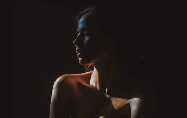 Ragazza tenera, tenerezza. Elegante giovane donna posa su sfondo nero. Luce e ombra. Ritratto di un viso di donna di bellezza. — Foto Stock