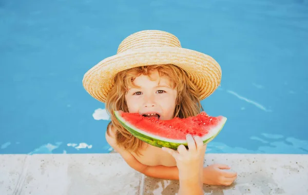 Grabben med vattenmelon ler simma i poolen på sommaren på resort. Barn med bit vatten melon utomhus. Sommar semester och hälsosam kost koncept. — Stockfoto