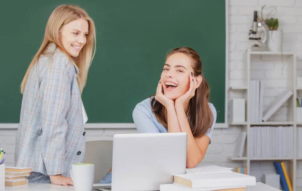Studenti ragazze studiano insieme in classe al college scolastico. — Foto Stock