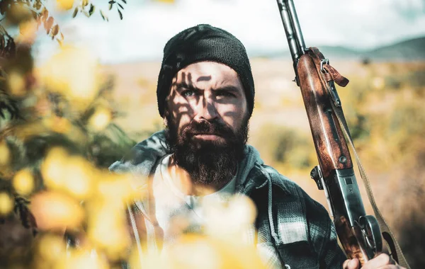 Retrato del hamdsome Hunter. Hunter con escopeta a la caza. Hombre sosteniendo escopeta. Gran juego. Caza de ciervos. — Foto de Stock