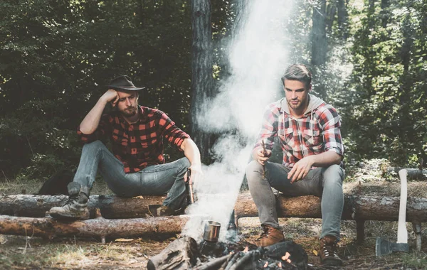 Jovens a acampar. Jovens amigos felizes fazendo piquenique no país. Fim de semana. Amigos casais desfrutar de férias ou floresta fim de semana. — Fotografia de Stock