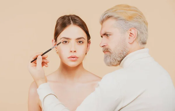 Mujer en los procedimientos de belleza de la frente. Cuidado de cejas, laminación de cejas. Maquillaje visagiste profesional artista contorneando cejas para mujeres de belleza en el salón de belleza. — Foto de Stock