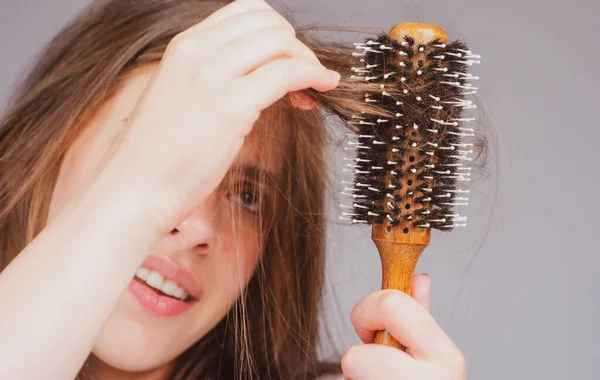 Femme stressée est très contrariée à cause de la perte de cheveux. Couper les cheveux et lisser les soins capillaires. Problème sérieux de perte de cheveux pour le shampooing de soins de santé. — Photo