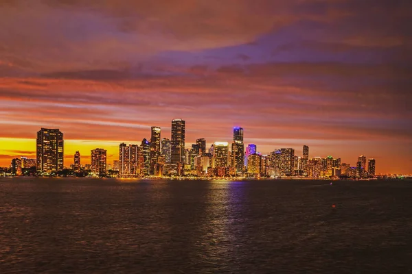 Miami bei Sonnenuntergang. Miami Florida, bunte Skyline des Macarthur Causeway. — Stockfoto