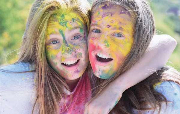 Holi colorido en la cara pintada Drycolors. maquillaje de pintura de neón colorido. niños con arte corporal creativo. Chicas hipster locas. Tiempo de verano. Feliz fiesta juvenil. Optimista. Sensaciones de primavera. amistad —  Fotos de Stock