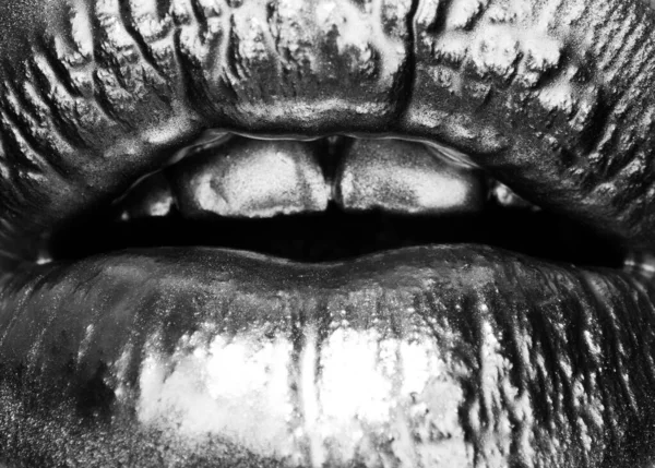 Dudaklarda altın ruj, makro altın ağız. Dudak izi. Kadınlar için lüks kozmetik. Altın sanat tasarımı. Kapat..