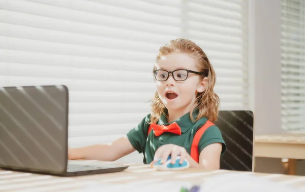 Leerling van de schooljongen studeert online. Thuisonderwijs. Kinderen leren op afstand. Leuk kind met laptop. Onderwijs, online studie, thuisstudie, huiswerk, schooljongen concept. — Stockfoto