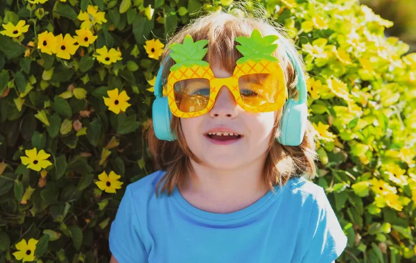 Criança sorridente com óculos de sol ao ar livre. Hora das crianças de verão. Menino em óculos de sol de abacaxi louco. — Fotografia de Stock