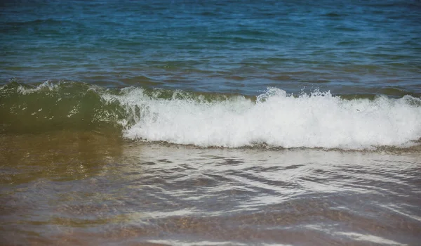 Abstrakt hav natur bakgrund. Vatten vågor i solljus med kopieringsutrymme. Tropisk strand. Bevattningsplats. Havsvattenytan i Aqua. — Stockfoto