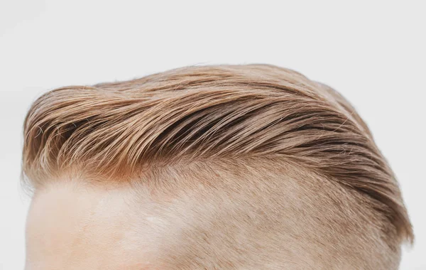 Mann Friseur. Gesundes männliches Haar. Schuppen. Grooming und Menschen-Konzept. Isoliert. — Stockfoto