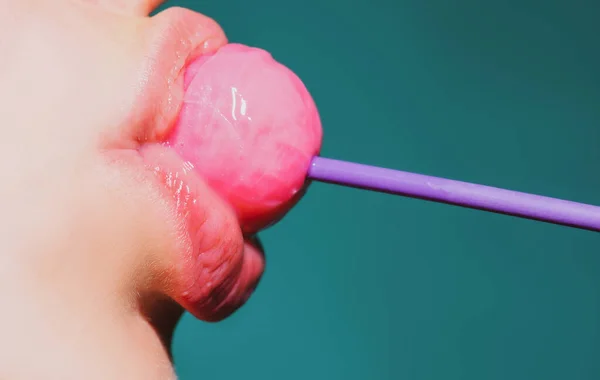 性感女人的嘴，粉色的唇托着棒棒糖，美容美发。性感女孩吸舔棒棒糖。美丽动人的概念，特写. — 图库照片