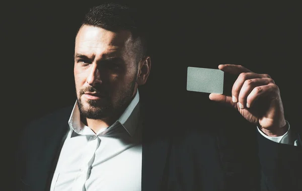 Zakenman met een creditcard. — Stockfoto