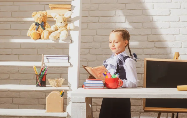 Schulmädchen lernen Hausaufgaben Mathe während des Unterrichts im Klassenzimmer, Bildungskonzept, Netter Schüler. Porträt der schönen Schülerin im Klassenzimmer der Schule. — Stockfoto