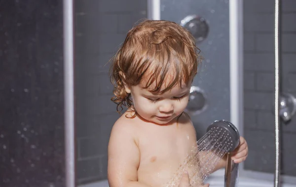 목욕중인 아이들. 거품이 나는 욕실에서 목욕하는 아기. — 스톡 사진