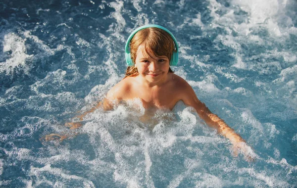 プールで夏を楽しむ面白い子供. — ストック写真