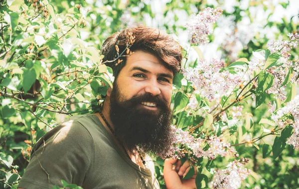 Un bel homme passe du temps dans le verger. Portrait d'homme barbu contre champ de printemps vert. J'aime passer du temps à la ferme. Garçon américain dans la ferme sur fond de campagne . — Photo