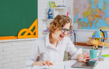 Okula dönelim. Heyecanlı çığlık atan öğretmen. Çevrimiçi eğitim, bilgi ve öğrenme kavramı.