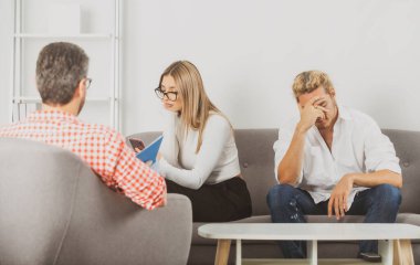 Aile içi sorunları sosyal hizmetler görevlisi ya da aile psikologu ile tartışan bir çift. Depresyon terapisi, aile terapisi..