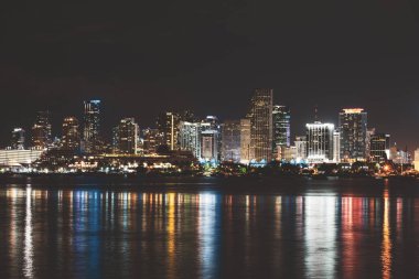 Miami, Florida, Biscayne Körfezi 'ndeki ABD silueti, şehir geceleri. Kentsel gökdelenleri olan Miami gökyüzü manzarası.