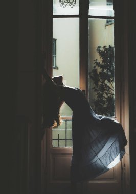 Şehvetli gecelikli baştan çıkarıcı genç kadın. Uzun siyah saçlı güzel bir genç kadın. Balkonda, ev manzaralı. Sabah kahvesinden sonraki kız. Güzellik ve moda.