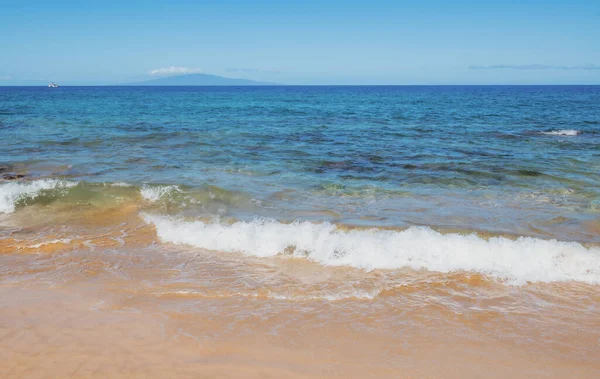 Latar belakang pantai. Tenang gelombang laut yang indah di pantai berpasir. Pemandangan laut dari pantai tropis. — Stok Foto