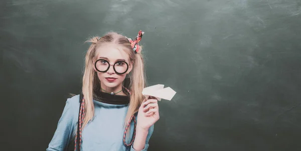 Stijlvolle school leerling modern meisje. Schattig nerd funky stijl. Genieten van haar schoolleven. Fancy schoolmeisje. School mode. Zorgeloze tiener. Modieuze blonde meisje schoolbord achtergrond. Terug naar school — Stockfoto