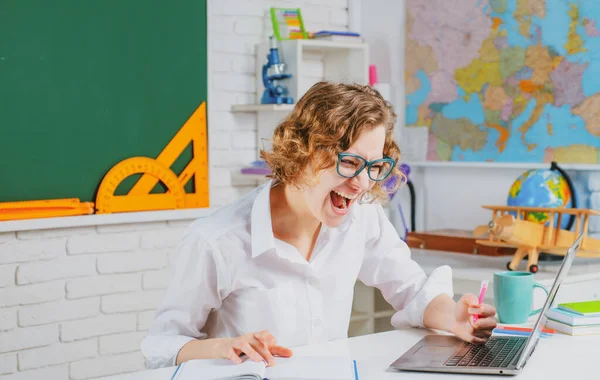 Terug naar school. Opgewonden schreeuwende leraar. Onlineonderwijs, -kennis en -leren. — Stockfoto