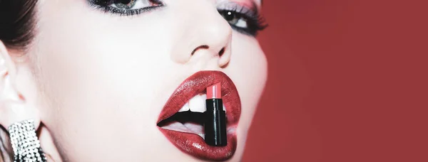 Fashion lippenstift winkel - winkelen en verkoop. Open mond met lippenstift. Vrouwelijke lippen met rode lippenstift. Verleidelijk meisje met lippen. Schoonheidsvrouw. — Stockfoto