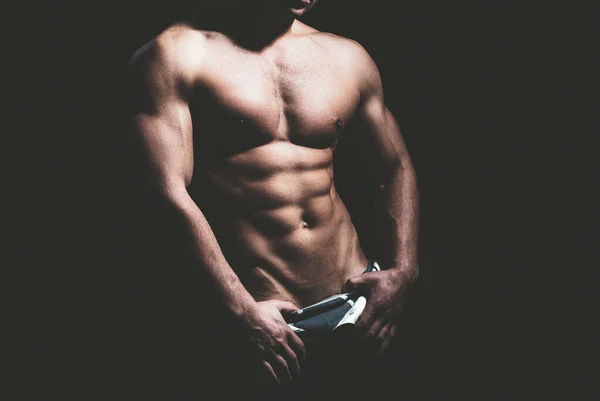 Un tizio con il busto nudo. Primo piano del corpo maschile muscolare. — Foto Stock