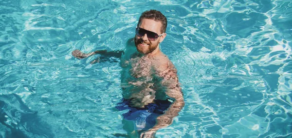 Un type dans l'eau de piscine. Station thermale. Vacances d'été. Homme d'été. Resort piscine. Beau mec dans la piscine. — Photo