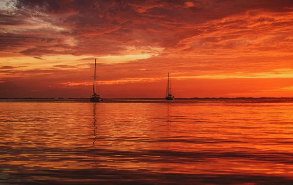 Yachting e viaggiare. Barca sul mare oceano al tramonto. Barche a vela con vele. — Foto Stock