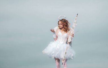 Şenlikli sanat tebrik kartı. Sevgililer günü hediye kartı-tatil genç Cupid aşk ile. Sevgililer günü için kartpostal. Sevgililer günü Cupid