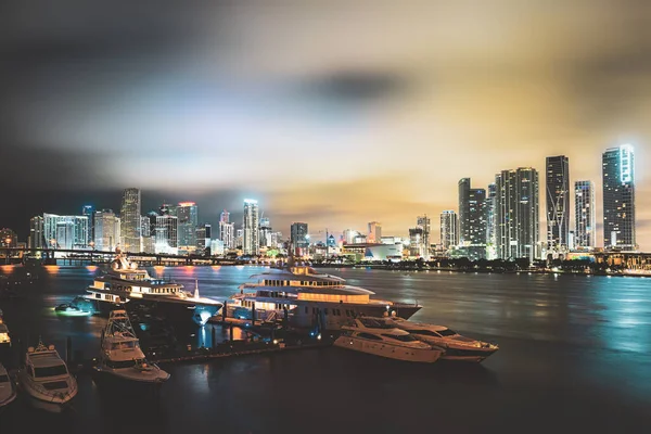 Miami w centrum. Piękne kolorowe miasto Port Miami Florida, panorama i zatoka z nocnymi chmurami. — Zdjęcie stockowe